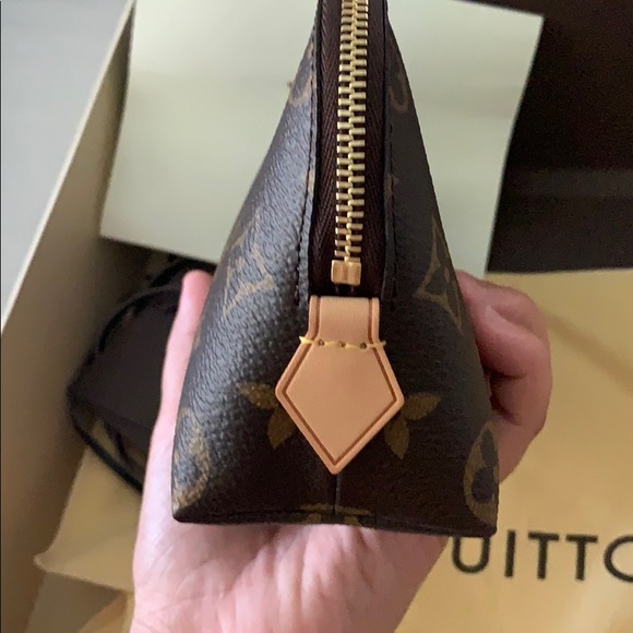 Louis Vuitton Cosmetic Pouch - Picture 4 of 6